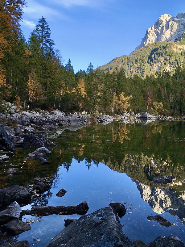 Eibsee(紫杉海)是德国巴伐利亚州的一个湖泊，位于Garmisch-Partenkirchen西