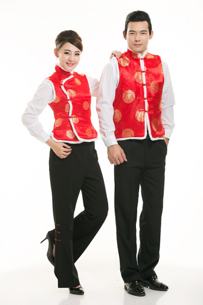 穿着中式服装的服务员面前是白色的背景