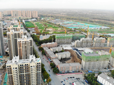 塔吊对大型建筑工地的鸟瞰图。