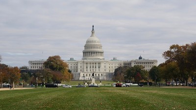 美国首都西区。在草地上。秋天。