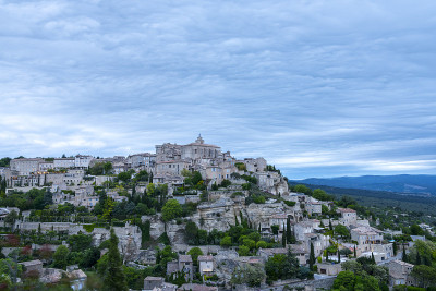 阴天里美丽的中世纪村庄Gordes。这个村庄被列入了“法国最美丽的村庄”名单