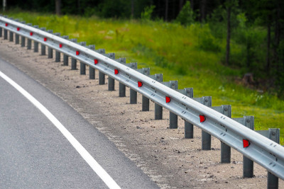 道路背景，道路围栏，反射器，舒适的驾驶在晚上