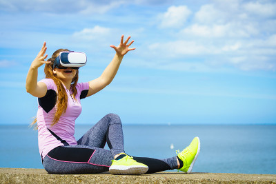 女性在户外佩戴VR