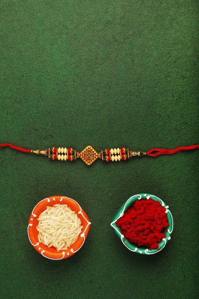 传统印度手链称Rakhi，兄弟姐妹的手腕在Rakshabandhan场合