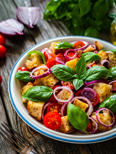 经典的panzanella沙拉放在木板上