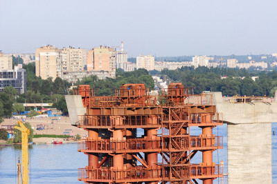 在萨波罗热耶建造横跨第聂伯河的新桥。乌克兰。城市景观