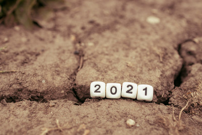 立方体上有2021个数字，地上有一条裂缝