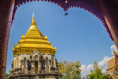 在泰国清迈最古老的寺庙——清曼寺(或清门寺)，有金色顶塔的老象座，建于1296年，由孟格雷国王以兰那