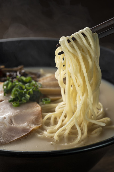 桌上放着热猪肉骨拉面