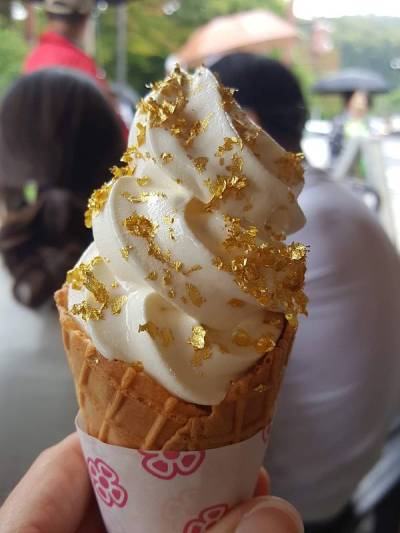 上面撒有金箔的香草冰淇淋蛋筒