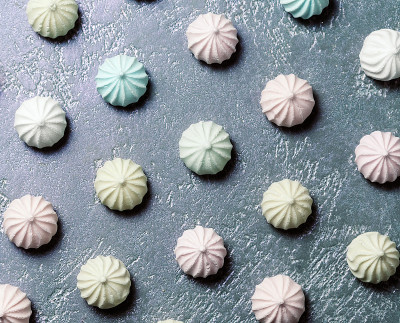 乡村混凝土背景上的西风。俯视图，平放
