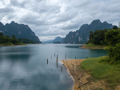 泰国素拉他尼考索热带雨林中的山脉和湖泊