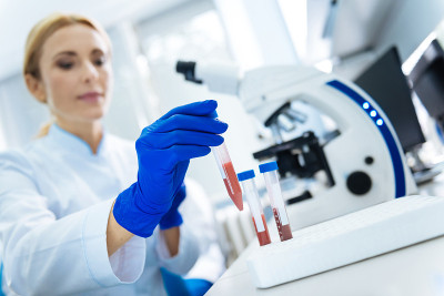 提醒科学家触摸血液试管