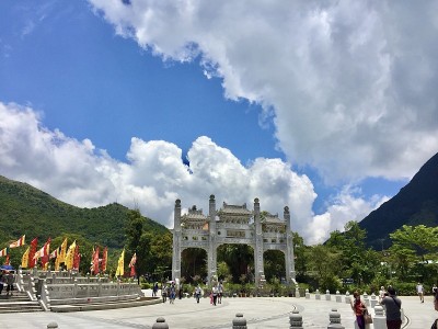 天坛大佛是一尊大型释迦牟尼铜像，于1993年落成，位于香港大屿山昂坪。