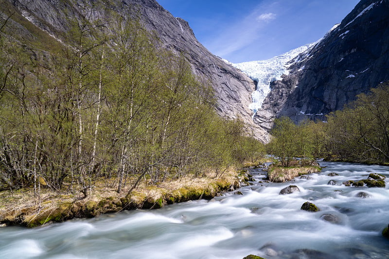 布里克斯达尔布林(Briksdalsbreen，布里克斯达尔冰川)是挪威维斯兰县斯特林市约斯达尔布林