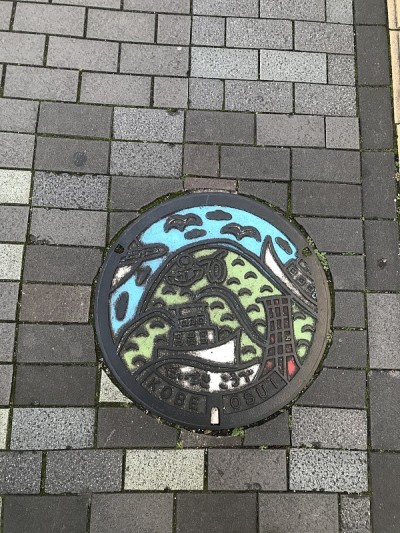 美丽的圆形钢管帽在街道神户，日本