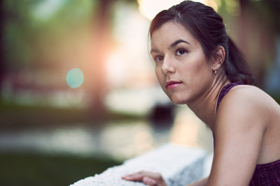 活跃的千禧女性肖像在黄昏慢跑与一个