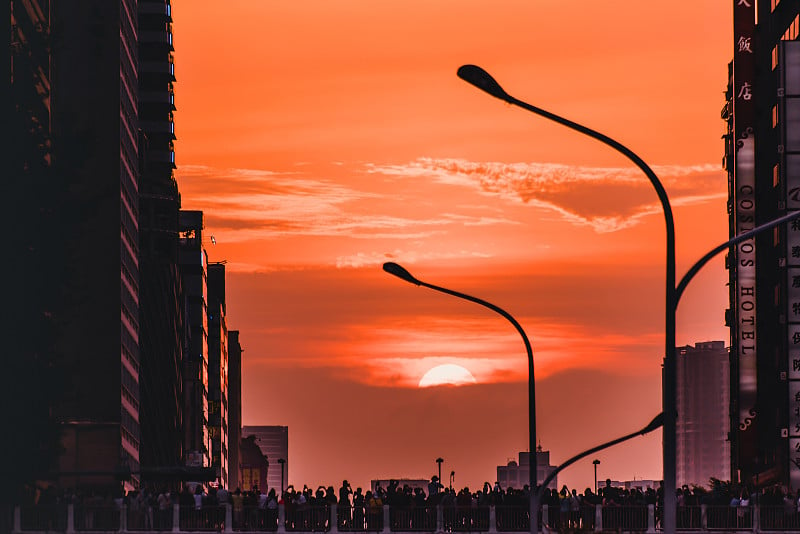 2019年8月11日，在台北市忠孝路沿线，夕阳西下