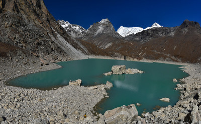 在尼泊尔，高京湖被喜马拉雅雪山环绕
