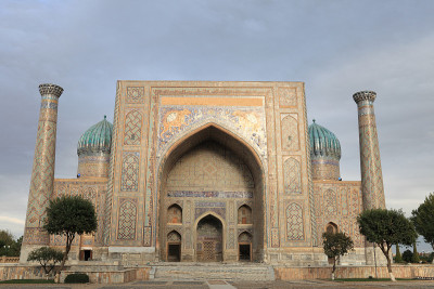 在Sher Dor Madrasah面前