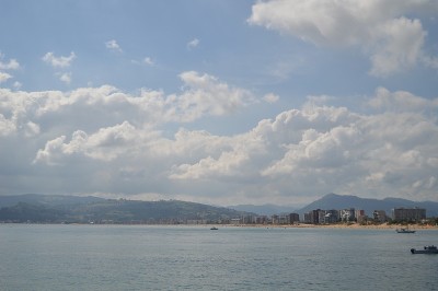美丽的拉雷多从Paseo Maritimo在Santoña。