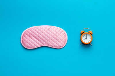 带闹钟的睡眠面罩，平躺，俯视图