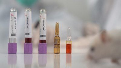 科学家们用注射器测试小白鼠。科学家和实验鼠背景。Coronavrius试管。