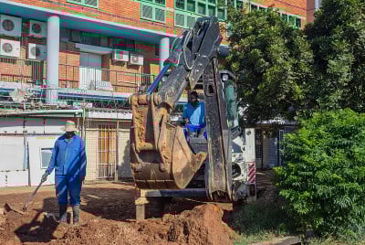 两个非洲修理工负责城市供水维修