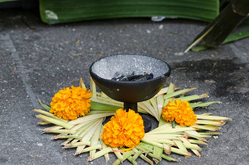 神圣的圣杯和鲜花