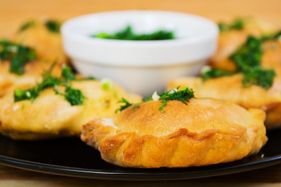莳萝酱烤饺子。关闭视图