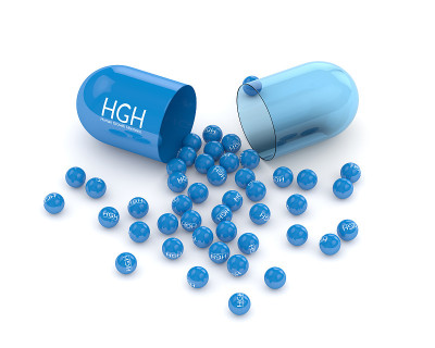 HGH药丸的3d渲染与颗粒在白色