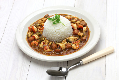 秋葵汤配小龙虾、鸡肉和香肠