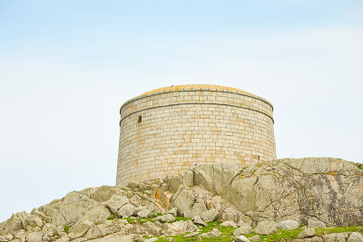 蓝天和阳光明媚的一天，Fort, Martello塔，Saint Begnet教堂在Dalkey岛，