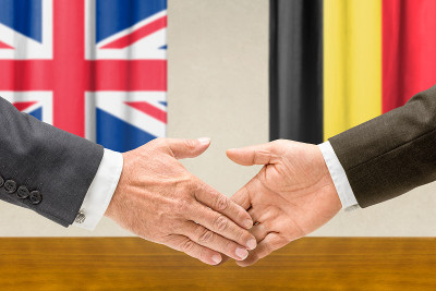 英国和比利时的代表握手