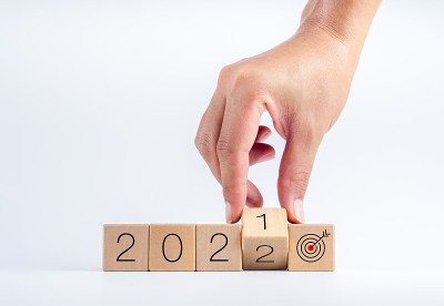 随着目标和成功的概念，日历年从2021年改为2022年。从2021年到2022年，手动转换木制方块，