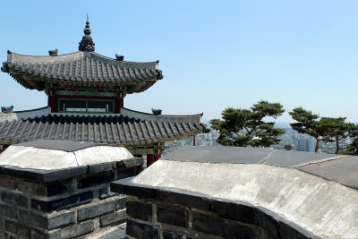以现代城市首尔为背景的古老传统韩国住宅的屋顶