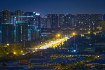 繁华的城市和现代化的道路在夜晚