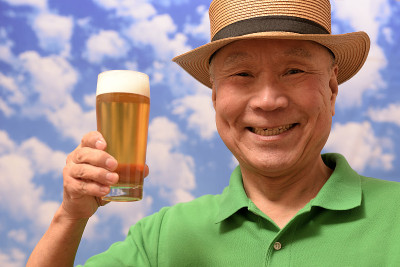 微笑着喝着酒杯里的啤酒