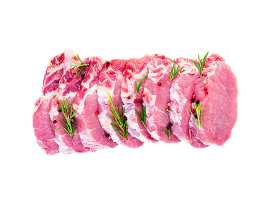 猪肉切片里脊与调味料孤立在白色背景，俯视图