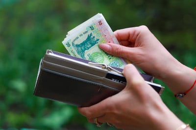 摩尔多瓦军事领袖在女性手中。经济背景和复印空间