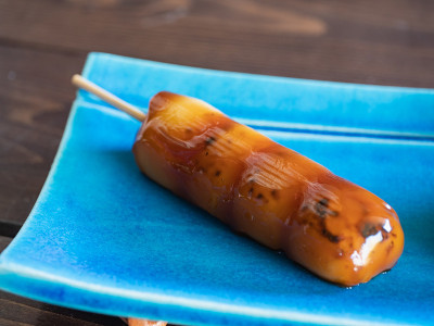 日本糖果的Mitarashi dango。一种带酱油味道的甜汁。