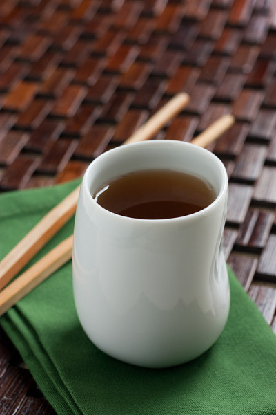 白色的一杯绿茶