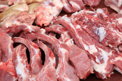 市场上卖排骨和猪肉