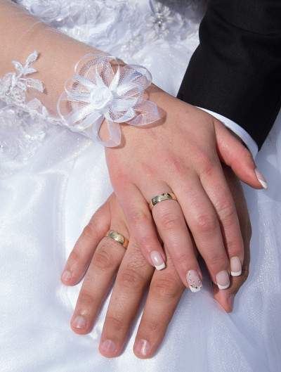 新婚夫妇。承诺、幸福和爱……