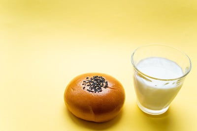 用红豆和牛奶做成的安盘圆面包