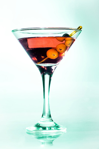 加绿橄榄的马提尼酒杯