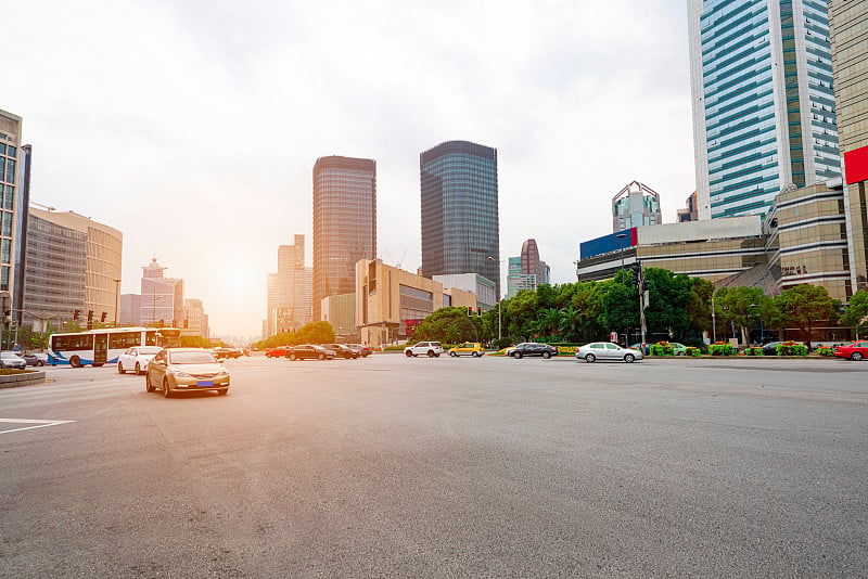 在黄昏的蓝天下，高速公路和高楼大厦绵延不绝。