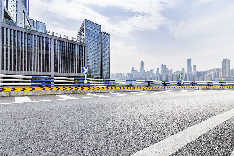 现代化的商业办公楼有空旷的道路，空旷的混凝土广场地板预览效果