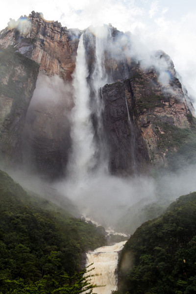 天使瀑布(Salto Angel)，世界最高的瀑布(978米)，委内瑞拉。在雨季被云层覆盖。