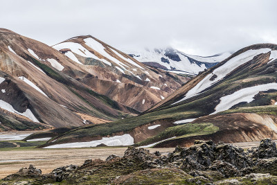 在北欧，欧洲的冰岛高地上有一个超现实的自然风景。美丽多彩的雪山地形，是夏季徒步探险和户外散步的好去处